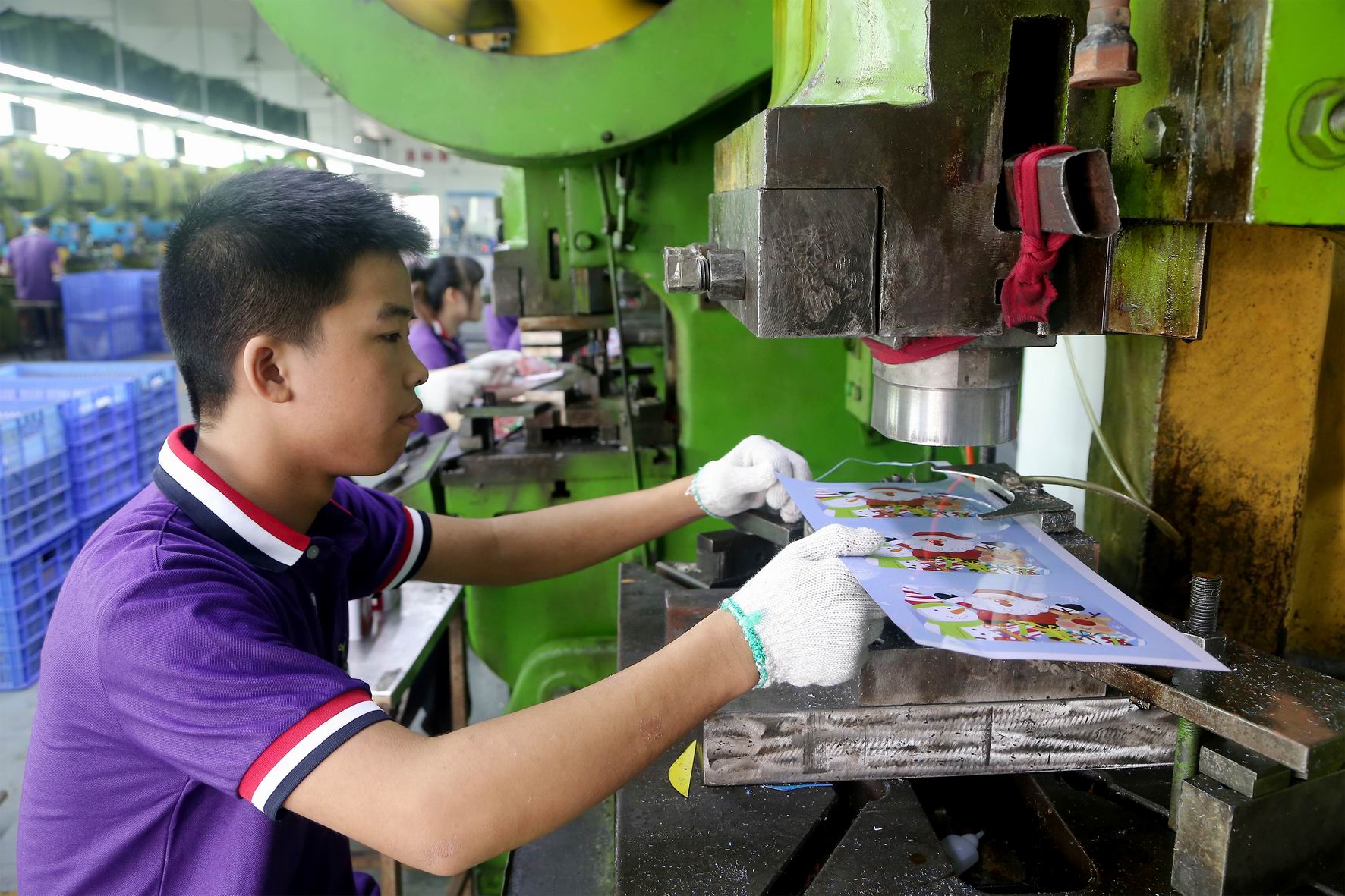 custom tin stamping workshop