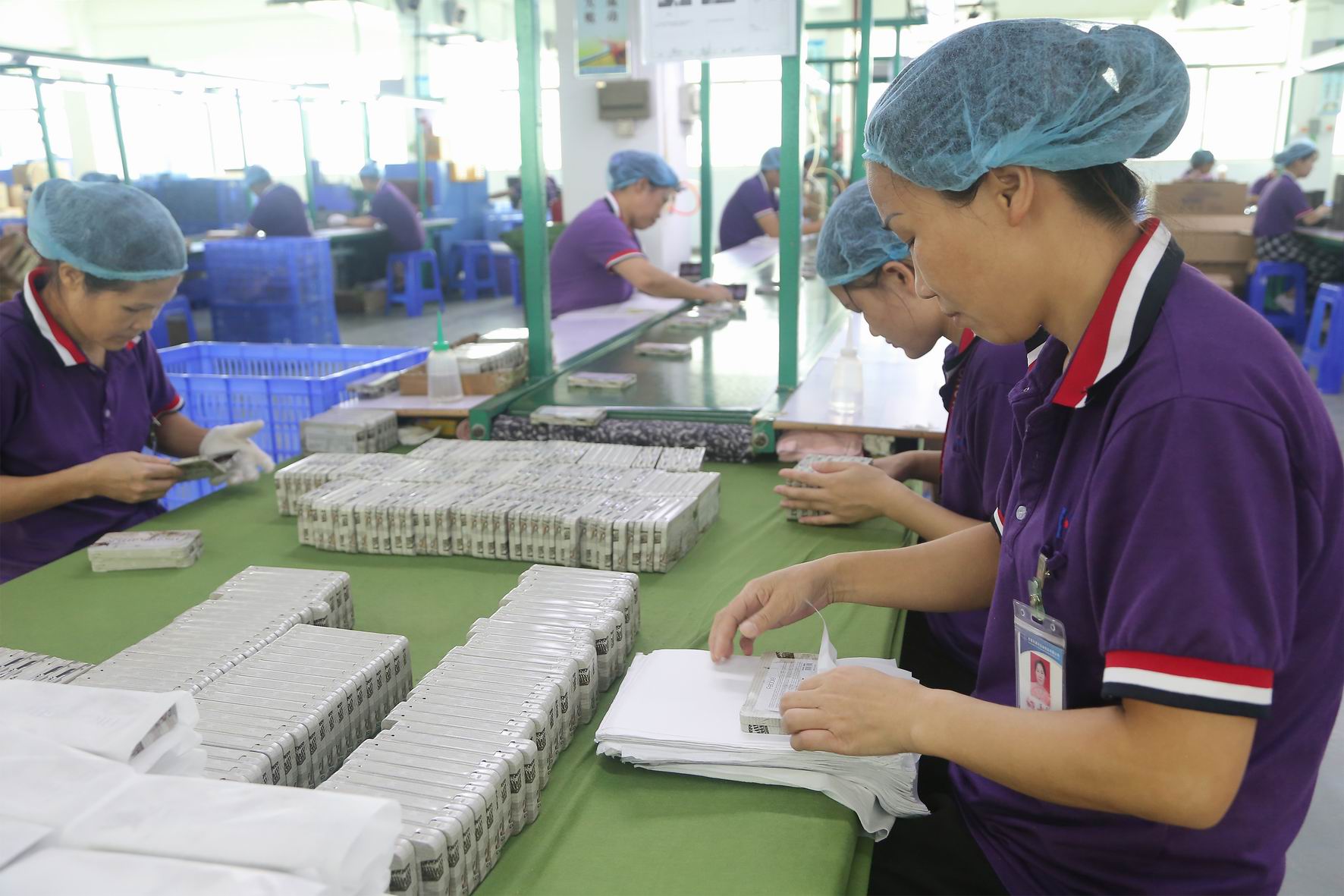 assembly and inspection line for metal tins