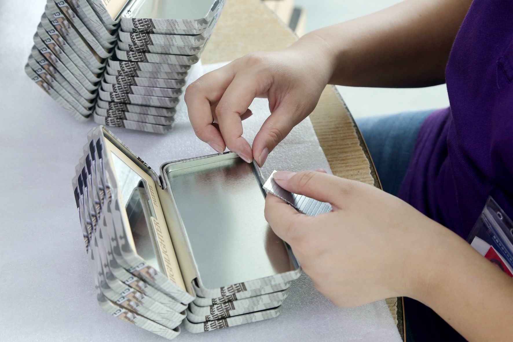hand fitting insert and lid for gift tin